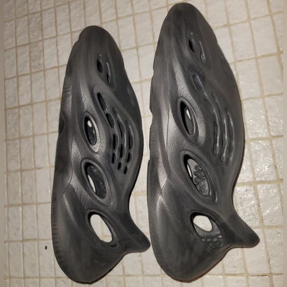 ❌️SOLD YEEZY FOAM RUNNER ONYX MENS 9 - Picture 3 of 5